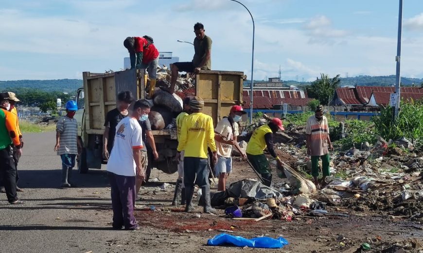 Dinas Lingkungan Hidup Lakukan Respon Cepat Pembersihan Sampah di Watang Soreang